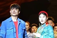 巴彦淖尔二人台现代戏《好大一棵树》连续三天精彩上演_腾讯新闻