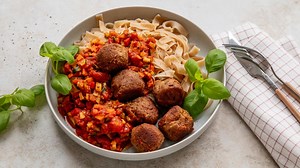 Vollkorn-Nudeln mit Gemüse-Soße und Kidneybohnenbällchen