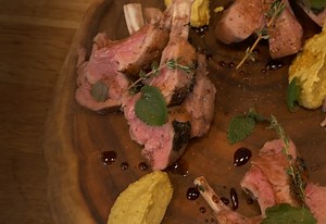 Ėrienos šonkauliai su kreminiu žirnelių padažu 😍 Puikiems pavasario ir artėjančios vasaros vakarams! Puikaus skonio ir tekstūros šonkauliukai sužavės kiekvieną 😋 Receptas čia: https://www.lamaistas.lt/receptas/erienos-sonkauliai-su-kreminiu-zirneliu-padazu-85127 Pilną laidą galite pamatyti čia: https://play.tv3.lt/series/la-maistas,serial-2693502/7-sezonas-serija-13,episode-7131096 | Idėjos pietums