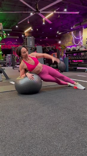 Comment FLATBELLY 👇for my free guide! “What do you do for core and Abs?” Yes … in midlife. Yes at 54 And yes , even with a recent L5 S1 disc replacement I activate my core in every single workout I do. No matter what I’m training : glutes, legs, upper body: I’m always thinking, how do I stay tight and supported? I’m always activating it. But I also do dedicated core work . A strong core is one of the best things we can do to stay functionally fit and out of pain. Today I’m sharing one of my fav