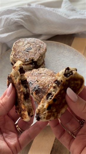 Ingrid • Nos petits goûters maison 🍪 on Instagram: "Hello les mamans et tous les gourmands 🧁 Je vous partage aujourd’hui une recette très simple et rapide pour vos petits dejs les pancakes façon brioche ✨ Pour la recette ⬇️ • Un yaourt nature (ici j’ai pris un yaourt framboise) • 1 œuf • 100g de farine • 1/2 sachet de levure • 70g de chocolat noir pour les pépites (optionnel) Vous mélangez l’œuf avec le yaourt, la farine, la levure puis les pépites de chocolat. Faire cuire quelques minutes de 