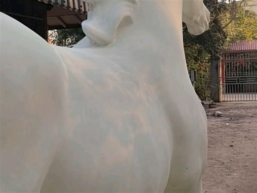 快看，他们在干啥？看到了八骏带财的马年雕塑作品制作过程，给大家看看吧#马年 #雕塑 #制作过程 #见者好运
