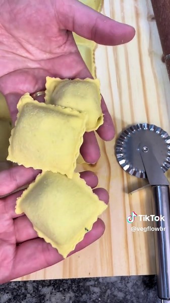 Ravioli com massa de semolina e tofu. #tofupasta #freshpasta #homemadepasta #italianfood #pasta #veganpasta #handmadepasta #pastamaker #pastaio #freshpastamaking #massafresca #ravioli #pastadough