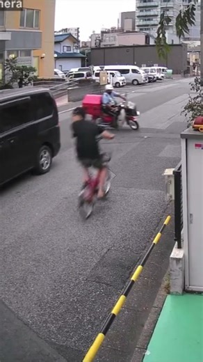 監視カメラがとらえた衝突（どっちが悪い？）