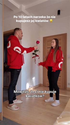 Po 10 latach narzeka że nie kupujesz jej kwiatów 😂 #couplegoals #smieszne #funnyvideos #komedia #parodia #humor #marriedlife | Kamil Knut
