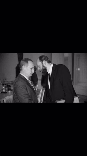 Воспитатель on Instagram: "Сергей Пугачёв — российский миллиардер, основатель Межпромбанка, в 2000-х близкий к Кремлю бизнесмен. Его называли «банкиром Путина»: он имел доступ к высшим кругам власти, был сенатором и участвовал в крупных гос-проектах. Перелом произошёл после кризиса 2008 года. Межпромбанк получил господдержку, но вскоре обанкротился. Российские власти обвинили Пугачёва в выводе миллиардов рублей и мошенничестве. Его активы (включая судостроительные и промышленные компании) были ф