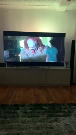 Philips Ambilight TV: Stunning IT Chapter 1 Scene