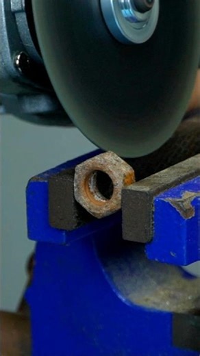 Be sure to remember this trick, technique for cleaning rusty bolts