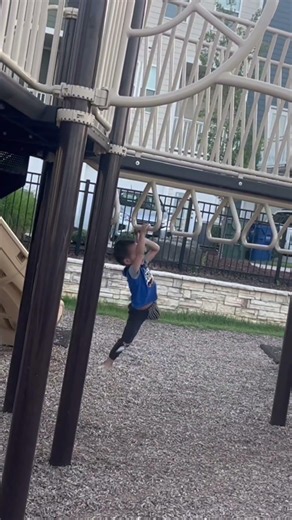 Bee loves Monkey Bars and Bruno Mars