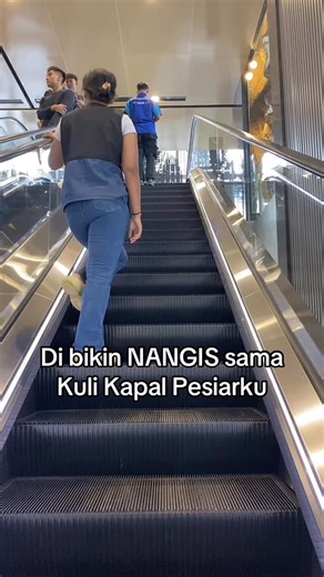 Hanny Kaloh | Istri SAH on Instagram: "DI BIKIN NANGIS LAGI Selalu deh kamu tuh bikin aku nangis dengan ke romantisan kamu yang sebenernya receh. Jokesnya juga udah berasa JOKES BAPAK BAPAK banget 🤣🤣🤣 Emang yaa kalau sama orang yang tepat, hal sekecil apapun jadi keliatannya besar. Makasih sayang udah bikin aku selalu merasa di cintai meski ketemu setahun sekali 😘😘😘 [ldr, ldm, ispel, istri pelaut, kuli kapal pesiar, cinta jarak jauh, pejuang keluarga ideal, related, daily] #ceritamamiiicom