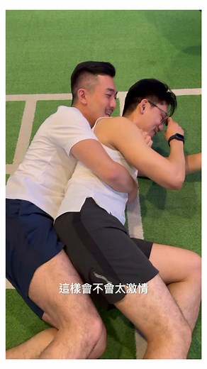 Cocky English on Instagram: "過年快到了，回鄉前找到抱睡的對象了嗎？ Are you ready for spooning? 抱睡，可以說Cuddling 也可以說Spooning，就像兩個湯匙疊在一起，抱人的是Big spoon，被抱的人是Little spoon。 Do you want to cuddle tonight? Can you spoon me tonight? 看了別只按讚，記得追蹤我們學更多色色英文喔😍 #抱睡 #cuddle #spooning #英文學習 #學英文 #男同志 #交友軟體 #健身房 #英語教學 #新年快樂"