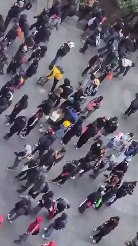 Un adolescente de 17 años resultó lesionado durante la marcha conmemorativa del 2 de octubre, luego de que un artefacto explosivo que llevaba en la mano detonara en la plancha del Zócalo capitalino. #Latinus #InformaciónParaTi