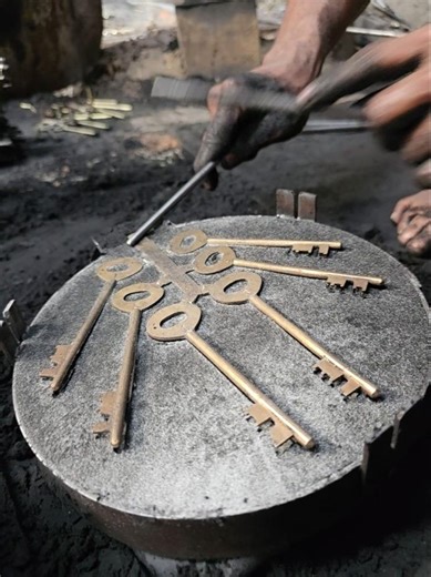 Melting Brass to Make a Secret Chest Key – You Won’t Believe This Craft !