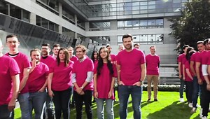 8.3K views · 108 reactions | ✨Les coulisses de notre photo de rentrée chez #FunRadio✨  seriez vous capable de me citer un maximum de personne présente dans cette vidéo ?? | Fun Radio | Facebook