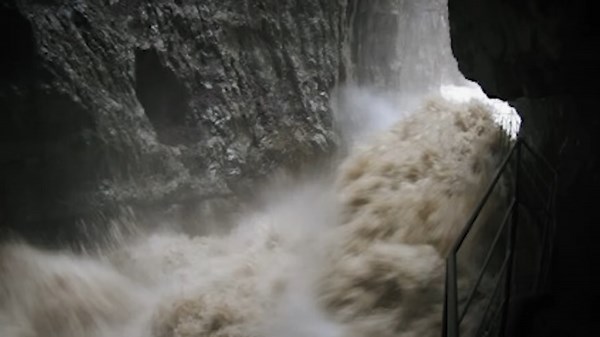 12 boys were trapped in a flooded cave then divers made a brutal decision