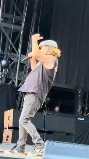 🎤🔥 AC/DC – There are loud voices… and then there’s Brian Johnson at 77