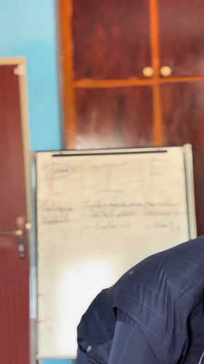 La méthode PIF en entrepreneuriat Dans chaque domaine, on retrouve toujours trois profils clés : P – Le Pratiquant Celui qui exerce le métier, qui fait le travail sur le terrain. I – L’Intermédiaire Celui qui connecte le client au pratiquant, crée des opportunités et fait circuler la valeur. F – Le Formateur Celui qui maîtrise le domaine au point de transmettre, structurer et élever les autres. Chaque rôle est utile. Aucun n’est inférieur. Mais la vraie question est simple et puissante : Dans vo