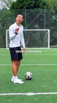 How to hit the ball with a knuckleball effect #football #tutorial #soccer