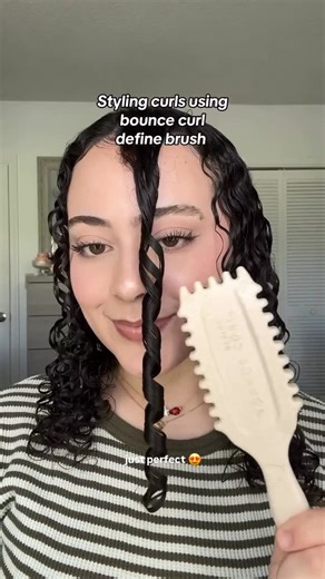 Curly Barbie on Instagram: "Perfect curl definition with @bouncecurl Define Edge Lift brush 😍 #curlyhair #curlyhairstyles"