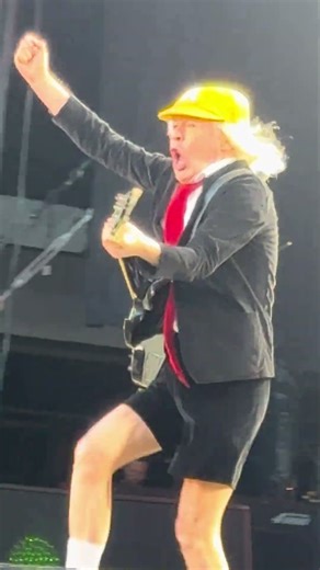 🔔🔥 AC/DC – His sweat writes songs, his riffs kill doubts – Angus still conquers crowds