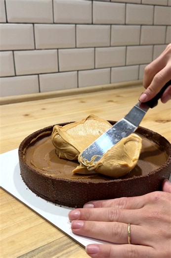 🍫 HAVANNET MAR DEL PLATA 🍫 Si sos fanático del dulce de leche y el chocolate, esta receta te va a encantar. Una base de cacao súper crocante, un relleno cremoso de dulce de leche y chocolate blanco, y una cobertura que se quiebra al primer bocado. 🤎 ✨ Masa de cacao Ingredientes: • 180 g de manteca • 100 g de azúcar • 250 g de harina 0000 • 50 g de cacao en polvo • 1 huevo Preparación: 1. Realizar un arenado con la manteca y los ingredientes secos. 2. Incorporar el huevo y unir hasta formar un
