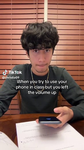 This is so embarrassing when it happens 😭😭😭 #chris8a09 #fyp #viral #school #phone #grades #friends #caught
