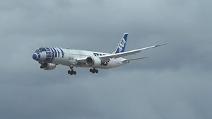 An all-time favourite livery, the ANA Boeing 787-9 wearing the 'R2D2' Star Wars full-body livery! 🎥🤩 | Dj's Aviation