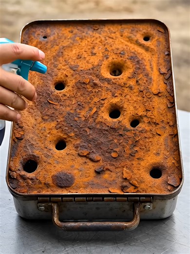 Rusted Metal Toolbox Lid | Full Surface Rust Removal Restoration #ToolRestoration