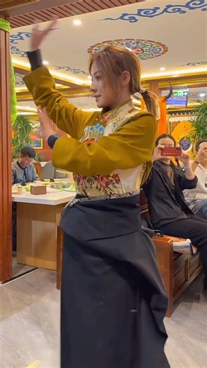 Beautiful Dance by Cute Chinese Girl 💃 | Graceful & Mesmerizing Performance | Must Watch!