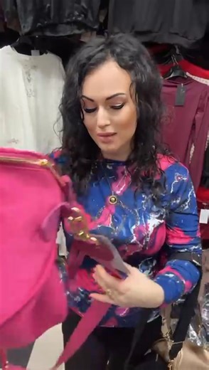 NOWOŚĆ WIOSNA 2026 🌸 Błysk, styl i wygoda w jednym! ✨ Torbo-nerka od polskiego producenta MY LUXE zachwyca modnym fasonem i efektownymi cyrkoniami 💎 Idealna na co dzień i na wyjścia – noszona tak, jak lubisz 💖 💰 Cena 179 zł 🎨 Kolory na wiosnę 2026: ➡️ fuksja 💗 ➡️ beż 🤍 ➡️ czarny 🖤 📦 Zamówienia składamy pod rolką sprzedażową ✍️ W komentarzu wpisz kolor torbo-nerki, który zamawiasz 💬 Który kolor najbardziej pasuje do Twoich wiosennych stylizacji? 🌷 #nowość #wiosna2026 #myluxe #torbonerk