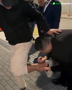 283K views · 6.9K reactions | 欄 EL GESTO DE JUAN ROMÁN #RIQUELME CON UN HINCHA DE #RIVER ✍️ Rubén Zerda, fanático del Millonario, se encontró con el ídolo de #Boca y le pidió que le firmara la pierna izquierda para tatuársela.  Además, le solicitó una camiseta firmada. "Anotá el teléfono del gallina", dijo Román, entre risas.  @cachi_israell | Data Deportes | Facebook