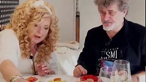 742K views · 1.6K reactions | Jakość surowca i zero przypraw, czyli coś czego nikt się nie spodziewa w Hiszpanii, jeśli jej nie zna! Gessler x Palikot - rozmowy przy stole! | Magda Gessler | Facebook