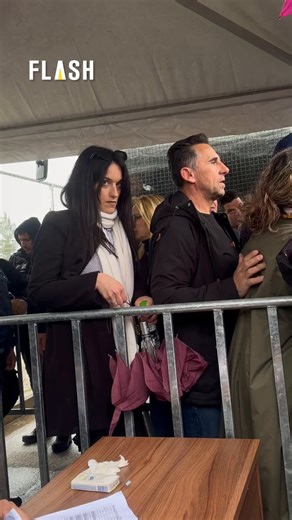 Ένταση στην είσοδο – παρέμβαση της Ζωή ΚωνσταντοπούλουΣκηνές έντασης εκτυλίχθηκαν πριν από λίγο, όταν –σύμφωνα με καταγγελία– δεν επιτράπηκε η είσοδος σε συγγενή θύματος.«Είναι αδελφός θύματος, μην φέρεστε έτσι. Μην τον ακουμπάτε», ακούστηκε να λέει η πρόεδρος της Πλεύσης Ελευθερίας.⚠️ Στο σημείο επικράτησε αναστάτωση, με σπρωξίματα ανάμεσα σε παρευρισκόμενους και Αρχές, ενώ μέσα στην ένταση βρέθηκε και ο Πάνος Ρούτσι.