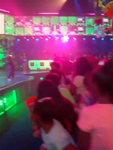 em on Instagram: "kids choice awards 25 🧡💚 i had the best time working with these amazing people! the energy in the room and the memories that we created were like no other 🫀🫶 thank you to @siennalyons1 @alliecorpuz @meishalee @michaelschwandt for trusting me and giving me this opportunity! love yall so much!! 🫂🫂 @nickelodeon @kidschoiceawards @blocla"