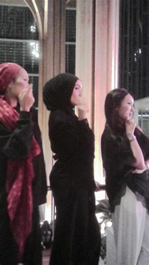 mals | lepas posing finger bite ni akak akak chic code ni banned aku nyah | Instagram