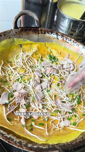 HOW VIETNAM’S FAMOUS RICE PANCAKES ARE MADE 🇻🇳| HANOI STREET FOOD
