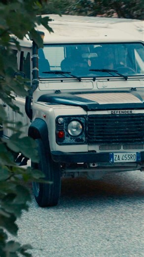 Cave di Marmo Tours on Instagram: "⛰️✨ Carrara non si racconta… si vive. In questo tour vi portiamo dentro la sua storia, passo dopo passo, dove ogni taglio nella roccia ha qualcosa da dire e ogni scorcio vi fa capire davvero cosa significa “marmo di Carrara”. Salite a bordo, lasciatevi guidare e preparatevi a vedere e percepire la vera essenza di un territorio unico al mondo. Siete pronti a scoprirlo con i vostri occhi? 🚙🤍 ⛰️✨ Carrara isn’t something you’re told… it’s something you experience