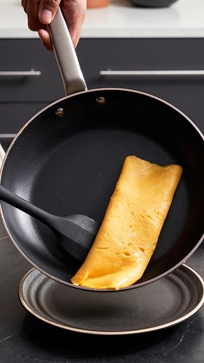 When your non-stick pan actually works, half your kitchen problems are solved. And guess what? Our MAKO Genius Plasma Non-Stick Frying Pan now comes in a 25cm size. The perfect in-between. 🍳 Shop now at @cookdinehost #Mako #Makocookware | MAKO Kitchenware
