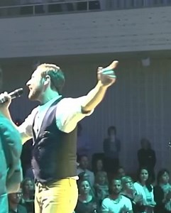 #chliinihänd LIVE aus dem KKL Luzern war für mich besonders schön ☺️ Um so mehr freut es mich dass der Clip dazu nun online ist 😃 https://www.youtube.com/watch?v=dU8bEDyqryY Das ganze KUNZert mit 21st Century Orchestra & 21st Century Chorus vom 2017 gibt‘s jetzt als Stream: https://page.universalmusic.ch/kunz-live-im-kkl/ | KUNZ