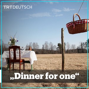 Tischlein deck dich: Mit nur einem Stuhl und einem Tisch eröffnet ein schwedisches Paar ein Covid-19-sicheres Pop-up-Restaurant im Freien. | TRT Deutsch