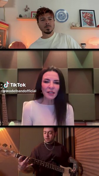 Mesajlarınızdan ve paylaşımlarınızdan anladığımız kadarıyla bizi özlemişsiniz. Biz de sizi özledik! Herkes başka bir yerde olduğu için online’da buluşup size “pembe mezarlık” ı çalıp söylemek istedik ☺️ not: provalar tam gaz devam ediyor. Çok kısa süre sonra üçümüz fiziki olarak bir arada olacağız ve size provalardan şahane videolarla geleceğiz 😉 Ve evet, hesapların şifrelerini hatırladık :) 10 yıl sonra, her şeyin başladığı yerde, İzmir’de kavuşuyoruz değil mi? Herkese şimdiden iyi bayramlar �