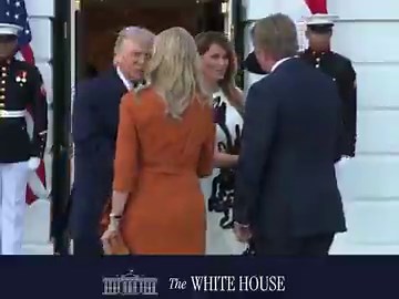 Dutch Queen Máxima Declines Standing Next to President Trump in Group PhotoDutch Queen Máxima refused to stand next to President Donald Trump during the official group photo, prompting protocol officers to intervene and rearrange the positions of the king and queen, while Dutch Prime Minister Rob Jetten was pushed to a less prominent spot.President Trump and First Lady Melania welcomed King Willem‑Alexander and Queen Máxima of the Netherlands at the White House.The Dutch king also declined to ra