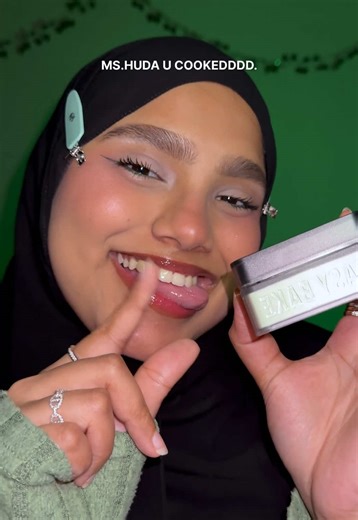 @Huda Beauty HELLO MS HUDA?! U BE COOKING IN THE LABBB 🍵💚 - such a great innovation to neutralize redness and also tone down my blush blindness🤪 works both wayss I love it♥️♥️ - #makeup #hudabeauty #hudakattan #easybake @Huda @hudabeautyshop @Alyakattan