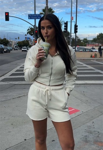 Fina @Klara Enander i Los Angeles Zip Hood & Shorts - stulen tillsammans med flipflop för en komplett look 👌🏼