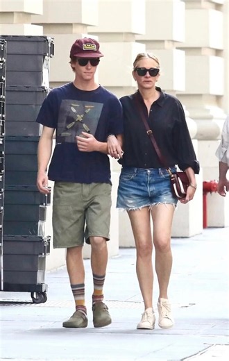 Julia Roberts & 21yo Son Phinnaeus Spotted on Rare NYC Mother-Son Stroll!Julia Roberts, 58, enjoyed a casual outing today (Thursday) with her son Phinnaeus (twin to Hazel) in New York City — arm linked, both rocking sunglasses and laid-back summer vibes. The Oscar winner looked happy and relaxed as her now-taller son walked beside her.While I’m not a fan of her politics at all, I do enjoy seeing parents spending quality time with their children. Family time goals! 💙What’s your favorite Julia Ro