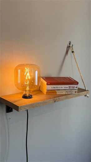 Étagère lampe ✨ DIY Aujourd’hui on te montre comment réaliser cette super étagère suspendue avec une lampe intégrée ✅ Pour recevoir notre croquis et la liste du matériel utilisé, commente « croquis » et je t’envoie tout ça en message privé 🥰 C’est un petit DIY simple à reproduire avec du bois de récup ou même du bois de palette 🛠️ #bricolage #decointerieur #étagère #déco | Tilly Lab • Bricolage • Déco • Upcycling