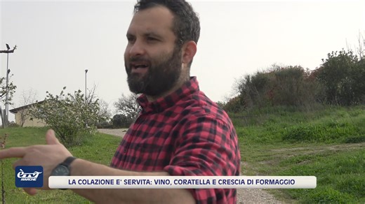 Secondo la ricetta originale le tipiche pizze di formaggio venivano preparate con 40 uova, tanti quanti i giorni di Quaresima, poi si andava a cuocere nel forno del paese. L’assaggio al mattino, proprio nella domenica della resurrezione. E ancora oggi non può mancare nella colazione pasquale marchigiana: un’esperienza per palati forti. Via latte e biscotti, spazio a vino rosso e coratella d’agnello insieme alla frittata e ai salumi. | ÈTv Marche