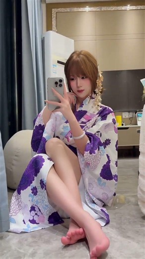 Chinese Sweet Girl Wears Kimono - A Cultural Fusion in Style