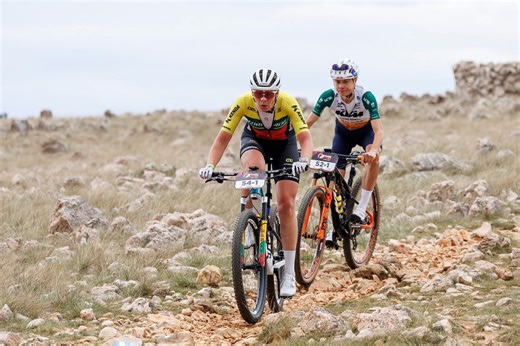 Deutsche Mountainbiker auf dem Podest bei Etappe 1 des 4Islands Epic 2026 - Kroatien