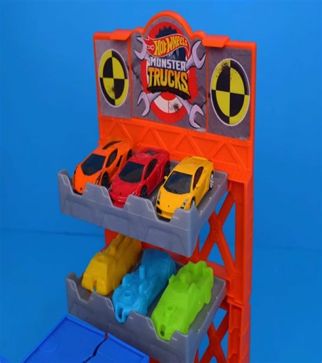 Hot Wheels Monster Truck Stunt Showdown